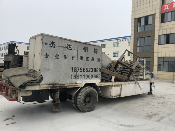 MIC240型拱形屋面设备助力粮库罩棚建设：稳定高效的结构选择MIC240型拱形屋面设备用于粮库罩棚施工现场图