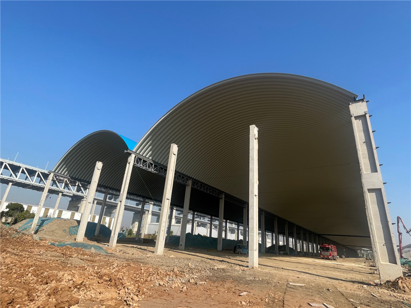 砂石料堆料棚拱形屋面工程案例无梁拱直槽板机械成型过程