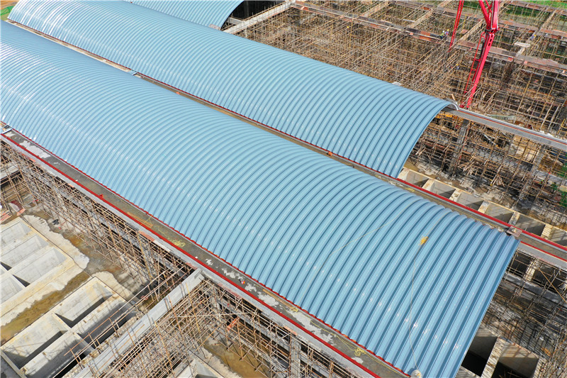 云南泡椒池新建覆膜板拱形屋面工程案例泡椒池拱形屋顶钢结构安装现场